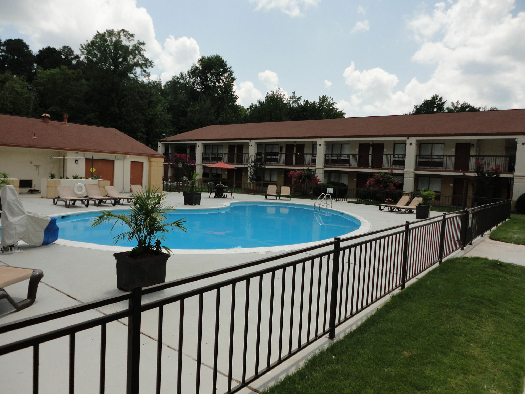 Hotel Ramada By Wyndham Tuscaloosa Exterior foto